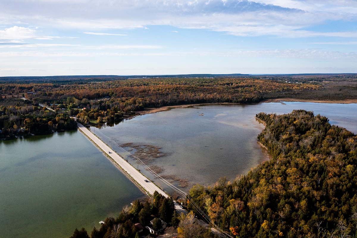 A sweeping view of Kangaroo Lake, with the iconic highway traveling through the middle of it.