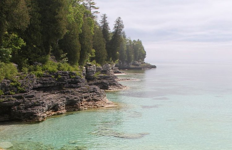 An escarpment at the edge of the lake at Cave Point.