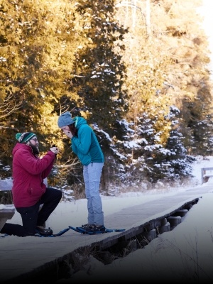 Man proposing to a women in the snow