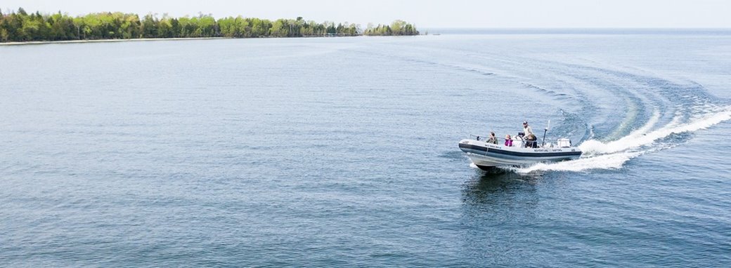 A boat driving on the lake.